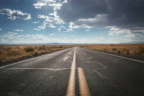 Jalan Gurun Yang Indah Arizona Dua Jalur Yang Dikelilingi Oleh Stok Gambar Bebas Royalti