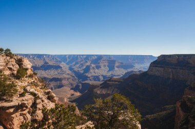 Arizona, ABD 'deki Büyük Kanyon' un muazzam güzelliğini keşfedin. Bu fotoğraf karmaşık kaya oluşumlarını, derin vadileri ve çarpıcı doğal renkleri yakalar..
