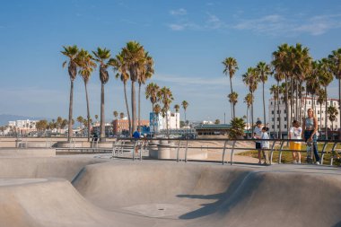 Venice Beach Kaykay Parkı, Los Angeles 'taki canlı sahneyi keşfedin. Beton kıvrımlar, palmiye ağaçları ve güneşli bir gökyüzünün altında dağlar. Rahat bir atmosfer yakaladık..