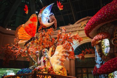 Las Vegas Bulvarı 'nda büyüleyici ve kaprisli bir sahne. Renkli kelebek, eşsiz karakter, baykuş, büyüleyici orman ortamı ve mevsimsel çekim ortamı içeren bir mekan..