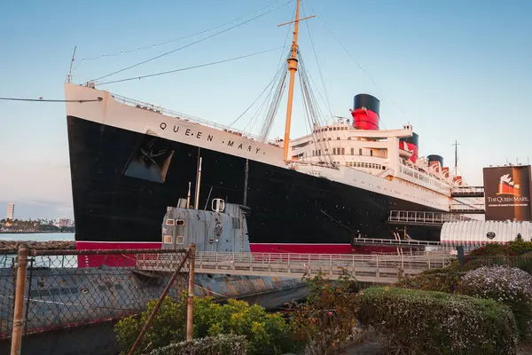 Emekli okyanus gemisi Queen Mary, şimdi Los Angeles, Kaliforniya yakınlarındaki Long Beach 'te bir otel ve turistik eğlence merkezi. Sıcak güneş ışığı ihtişamını ve tarihsel önemini sergiliyor..