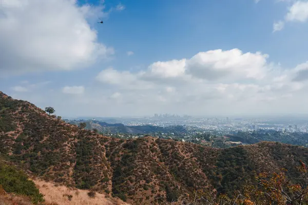 Pemandangan Bukit Bukit Kering Sekitar Los Angeles Dengan Pemandangan Kota Stok Foto Bebas Royalti