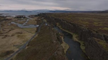 İzlanda 'daki Oxarafoss şelalelerinin hava manzarası. Oxarafoss Oxarfoss, Oxara Nehri 'ndeki Thingvellir Milli Parkı' nda bulunur. Amerika ve Avrasya 'nın tektonik plakaları.