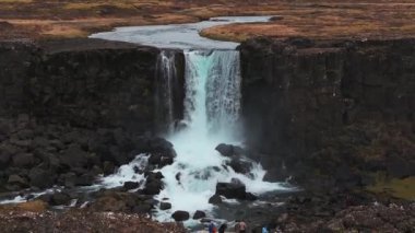 İzlanda 'daki Oxarafoss şelalelerinin hava manzarası. Oxarafoss Oxarfoss, Oxara Nehri 'ndeki Thingvellir Milli Parkı' nda bulunur. Amerika ve Avrasya 'nın tektonik plakaları.