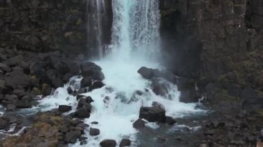İzlanda 'daki Oxarafoss şelalelerinin hava manzarası. Oxarafoss Oxarfoss, Oxara Nehri 'ndeki Thingvellir Milli Parkı' nda bulunur. Amerika ve Avrasya 'nın tektonik plakaları.