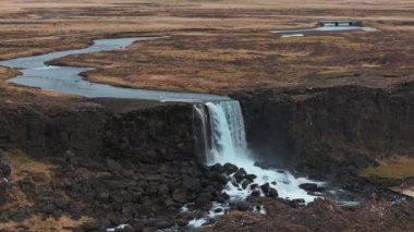 İzlanda 'daki Oxarafoss şelalelerinin hava manzarası. Oxarafoss Oxarfoss, Oxara Nehri 'ndeki Thingvellir Milli Parkı' nda bulunur. Amerika ve Avrasya 'nın tektonik plakaları.