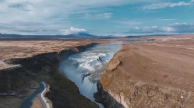 Popüler turizm merkezinin panoramik yaz manzarası - İzlanda 'daki Gullfoss şelalesi. Hvita nehrinin dramatik hava manzarası. İzlanda, Avrupa 'nın inanılmaz sabah manzarası. Seyahat konsepti videosu.