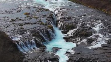 Bruarfoss Şelalesi 'nin görkemli yaz manzarası. İzlanda 'nın en mavi şelalesi. Mavi su taşların üzerinden akar. İzlanda 'nın gece yarısı güneşi. İzlanda 'yı ziyaret et. Güzellik dünyası.