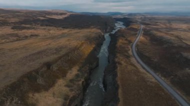 Popüler turizm merkezinin panoramik yaz manzarası - İzlanda 'daki Gullfoss şelalesi. Hvita nehrinin dramatik hava manzarası. İzlanda, Avrupa 'nın inanılmaz sabah manzarası. Seyahat konsepti videosu.