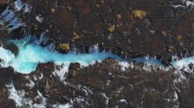 Bruarfoss Şelalesi 'nin görkemli yaz manzarası. İzlanda 'nın en mavi şelalesi. Mavi su taşların üzerinden akar. İzlanda 'nın gece yarısı güneşi. İzlanda 'yı ziyaret et. Güzellik dünyası.