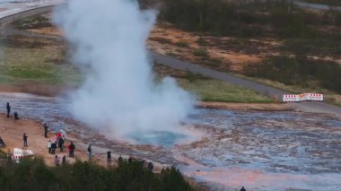 İzlanda 'daki Strokkur' un jeotermal bölgesinde sıcak termal su dumanı var. Geysir 'in muhteşem jeotermal patlaması.