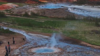 İzlanda 'daki Strokkur' un jeotermal bölgesinde sıcak termal su dumanı var. Geysir 'in muhteşem jeotermal patlaması.