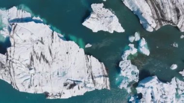 Buzullardan, buz adalarından, buzullardan ve dağlardan, Jokulsarlon 'dan, Buzul Gölü' nden gelen büyük buz parçalarının havadan görüntüsü. Vatnajokull Ulusal Parkı 'nın güney kısmında büyük bir buzul gölü, İzlanda