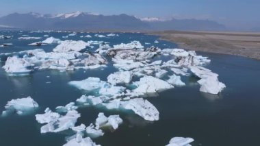 Buzullardan, buz adalarından, buzullardan ve dağlardan, Jokulsarlon 'dan, Buzul Gölü' nden gelen büyük buz parçalarının havadan görüntüsü. Vatnajokull Ulusal Parkı 'nın güney kısmında büyük bir buzul gölü, İzlanda