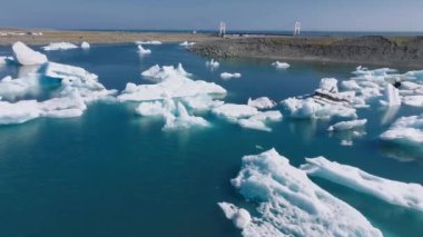 Buzullardan, buz adalarından, buzullardan ve dağlardan, Jokulsarlon 'dan, Buzul Gölü' nden gelen büyük buz parçalarının havadan görüntüsü. Vatnajokull Ulusal Parkı 'nın güney kısmında büyük bir buzul gölü, İzlanda