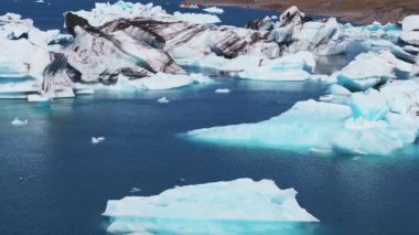 Buzullardan, buz adalarından, buzullardan ve dağlardan, Jokulsarlon 'dan, Buzul Gölü' nden gelen büyük buz parçalarının havadan görüntüsü. Vatnajokull Ulusal Parkı 'nın güney kısmında büyük bir buzul gölü, İzlanda