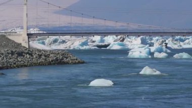 Buzullardan, buz adalarından, buzullardan ve dağlardan, Jokulsarlon 'dan, Buzul Gölü' nden gelen büyük buz parçalarının havadan görüntüsü. Vatnajokull Ulusal Parkı 'nın güney kısmında büyük bir buzul gölü, İzlanda