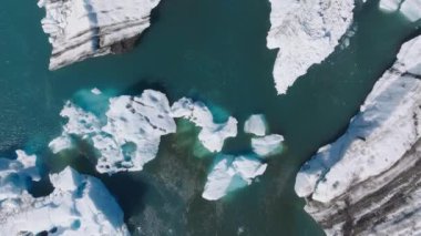 Buzullardan, buz adalarından, buzullardan ve dağlardan, Jokulsarlon 'dan, Buzul Gölü' nden gelen büyük buz parçalarının havadan görüntüsü. Vatnajokull Ulusal Parkı 'nın güney kısmında büyük bir buzul gölü, İzlanda