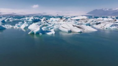 Buzullardan, buz adalarından, buzullardan ve dağlardan, Jokulsarlon 'dan, Buzul Gölü' nden gelen büyük buz parçalarının havadan görüntüsü. Vatnajokull Ulusal Parkı 'nın güney kısmında büyük bir buzul gölü, İzlanda