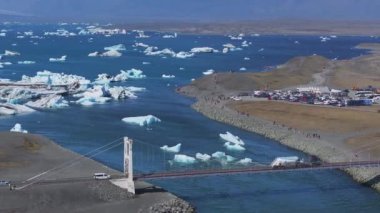 Buzullardan, buz adalarından, buzullardan ve dağlardan, Jokulsarlon 'dan, Buzul Gölü' nden gelen büyük buz parçalarının havadan görüntüsü. Vatnajokull Ulusal Parkı 'nın güney kısmında büyük bir buzul gölü, İzlanda