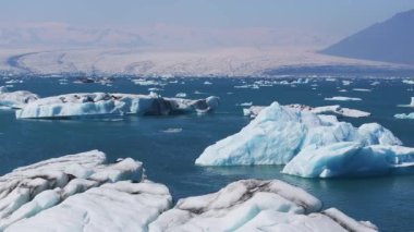 Buzullardan, buz adalarından, buzullardan ve dağlardan, Jokulsarlon 'dan, Buzul Gölü' nden gelen büyük buz parçalarının havadan görüntüsü. Vatnajokull Ulusal Parkı 'nın güney kısmında büyük bir buzul gölü, İzlanda