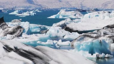 Buzullardan, buz adalarından, buzullardan ve dağlardan, Jokulsarlon 'dan, Buzul Gölü' nden gelen büyük buz parçalarının havadan görüntüsü. Vatnajokull Ulusal Parkı 'nın güney kısmında büyük bir buzul gölü, İzlanda