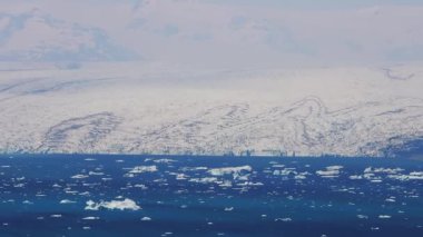 Buzullardan, buz adalarından, buzullardan ve dağlardan, Jokulsarlon 'dan, Buzul Gölü' nden gelen büyük buz parçalarının havadan görüntüsü. Vatnajokull Ulusal Parkı 'nın güney kısmında büyük bir buzul gölü, İzlanda