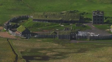 Doğu İzlanda 'nın Stokkksnes kıyılarındaki Vestrahorn Dağı yakınlarındaki Viking köyünün güzel panoramik görüntüsü..