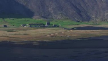 Doğu İzlanda 'nın Stokkksnes kıyılarındaki Vestrahorn Dağı yakınlarındaki Viking köyünün güzel panoramik görüntüsü..