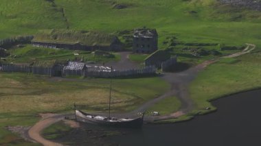 Doğu İzlanda 'nın Stokkksnes kıyılarındaki Vestrahorn Dağı yakınlarındaki Viking köyünün güzel panoramik görüntüsü..