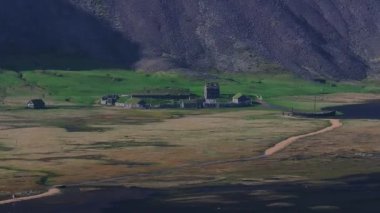 Doğu İzlanda 'nın Stokkksnes kıyılarındaki Vestrahorn Dağı yakınlarındaki Viking köyünün güzel panoramik görüntüsü..