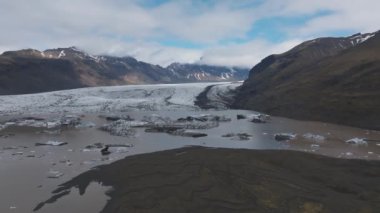 Svinafellsjokull Buzulu, İzlanda 'nın çok güzel bahar manzarası. Skaftafell Buzulu, İzlanda Vatnajokull Ulusal Parkı.