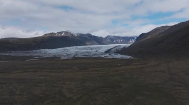Svinafellsjokull Buzulu, İzlanda 'nın çok güzel bahar manzarası. Skaftafell Buzulu, İzlanda Vatnajokull Ulusal Parkı.