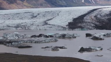 Svinafellsjokull Buzulu, İzlanda 'nın çok güzel bahar manzarası. Skaftafell Buzulu, İzlanda Vatnajokull Ulusal Parkı.