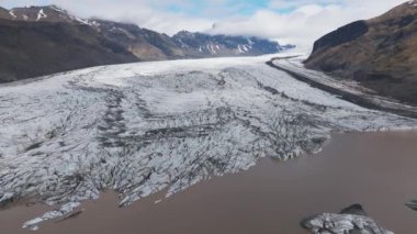 Svinafellsjokull Buzulu, İzlanda 'nın çok güzel bahar manzarası. Skaftafell Buzulu, İzlanda Vatnajokull Ulusal Parkı.