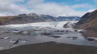 Svinafellsjokull Buzulu, İzlanda 'nın çok güzel bahar manzarası. Skaftafell Buzulu, İzlanda Vatnajokull Ulusal Parkı.