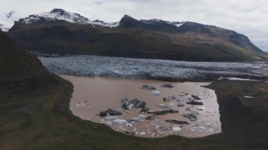 Svinafellsjokull Buzulu, İzlanda 'nın çok güzel bahar manzarası. Skaftafell Buzulu, İzlanda Vatnajokull Ulusal Parkı.