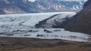 Svinafellsjokull Buzulu, İzlanda 'nın çok güzel bahar manzarası. Skaftafell Buzulu, İzlanda Vatnajokull Ulusal Parkı.