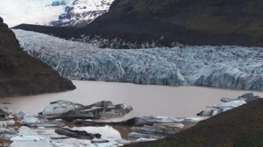 Svinafellsjokull Buzulu, İzlanda 'nın çok güzel bahar manzarası. Skaftafell Buzulu, İzlanda Vatnajokull Ulusal Parkı.