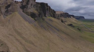 Landmannalaugar, Fjallabak Doğa Rezervi, Sudurland, Güney İzlanda, İzlanda 'daki otlak ve renkli dağlar.