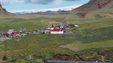 Vikurkirkja Hristiyan kilisesinin çiçek açması nefes kesici bir manzara. En popüler turizm beldesi - Myrdal Vadisi 'ndeki Vik köyü, İzlanda, Avrupa.