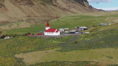 Vikurkirkja Hristiyan kilisesinin çiçek açması nefes kesici bir manzara. En popüler turizm beldesi - Myrdal Vadisi 'ndeki Vik köyü, İzlanda, Avrupa.