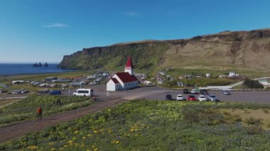 Vikurkirkja Hristiyan kilisesinin çiçek açması nefes kesici bir manzara. En popüler turizm beldesi - Myrdal Vadisi 'ndeki Vik köyü, İzlanda, Avrupa.