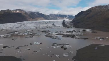 Svinafellsjokull Buzulu, İzlanda 'nın çok güzel bahar manzarası. Skaftafell Buzulu, İzlanda Vatnajokull Ulusal Parkı.