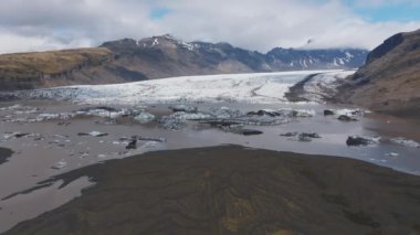 Svinafellsjokull Buzulu, İzlanda 'nın çok güzel bahar manzarası. Skaftafell Buzulu, İzlanda Vatnajokull Ulusal Parkı.