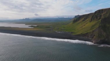 İzlanda 'daki Rynisfjara kara kumsal manzarası. Siyah kumsal ve Reynisdrangar yığını Vik I myrdal, İzlanda. Vik yakınlarındaki siyah kumsalda ünlü bazalt kayaları