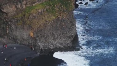 İzlanda 'daki Rynisfjara kara kumsal manzarası. Siyah kumsal ve Reynisdrangar yığını Vik I myrdal, İzlanda. Vik yakınlarındaki siyah kumsalda ünlü bazalt kayaları