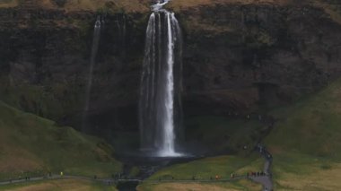 Seljalandsfoss - İzlanda 'nın en güzel ve orijinal şelalelerinden biri. Güneşli bir günde İzlanda 'da fantastik Seljalandsfoss şelalesi. 