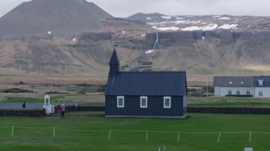 Güneşli bir günde İzlanda 'nın Snaefellsnes yarımadasındaki Budir' in ünlü siyah kilisesi.