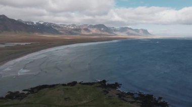 İnanılmaz İzlanda deniz manzarası. Manzara fotoğrafçıları ve blogcular için ikonik konum. İzlanda 'nın Manzarası. Büyülü Vestrahorn Dağları.